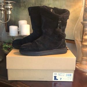 Almost New Ugg Plumdale Cuff Short Black Boots Women’s Size 7